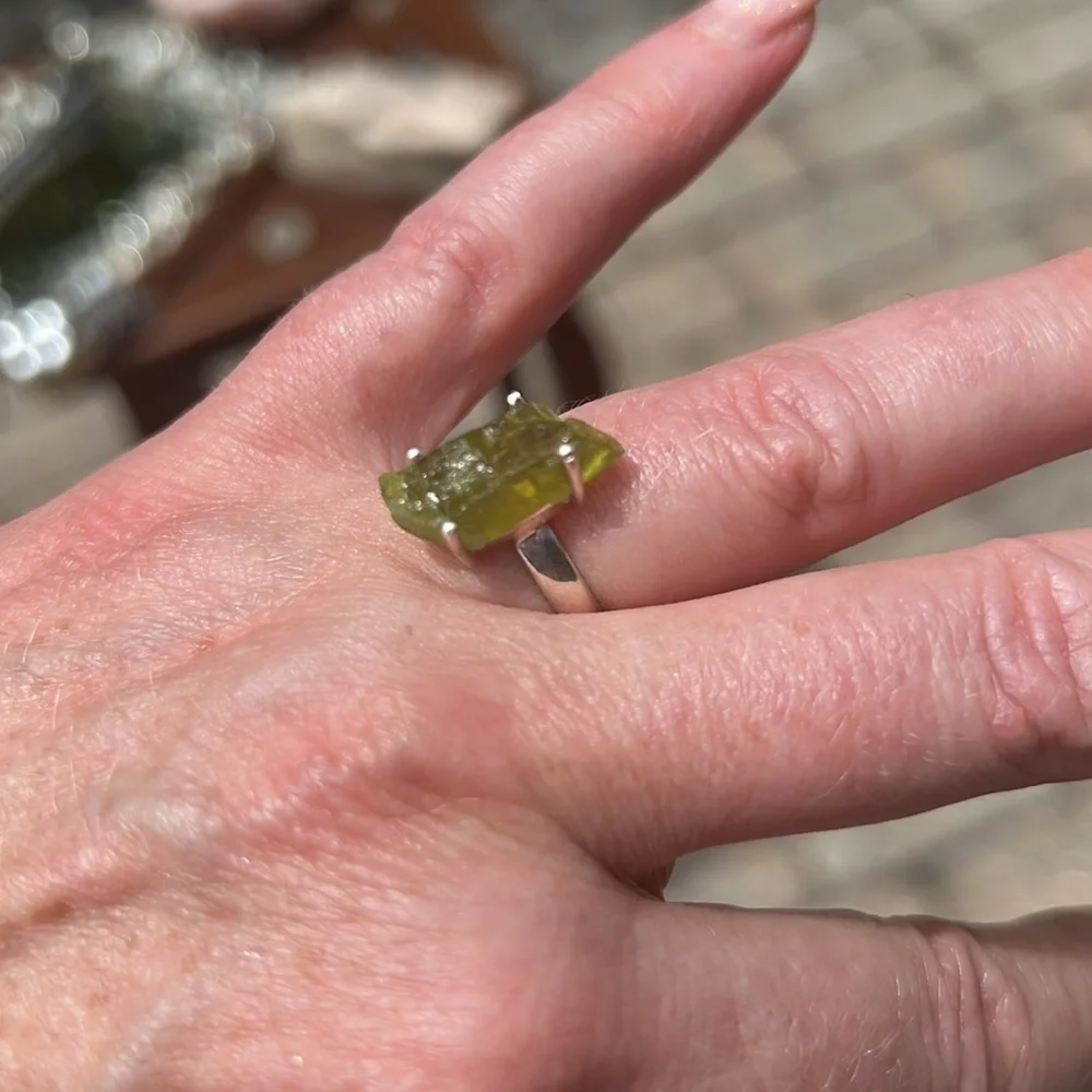 NATURAL PERIDOT 925 STERLING SILVER RING, SIZE 6 - Picture 7 of 7